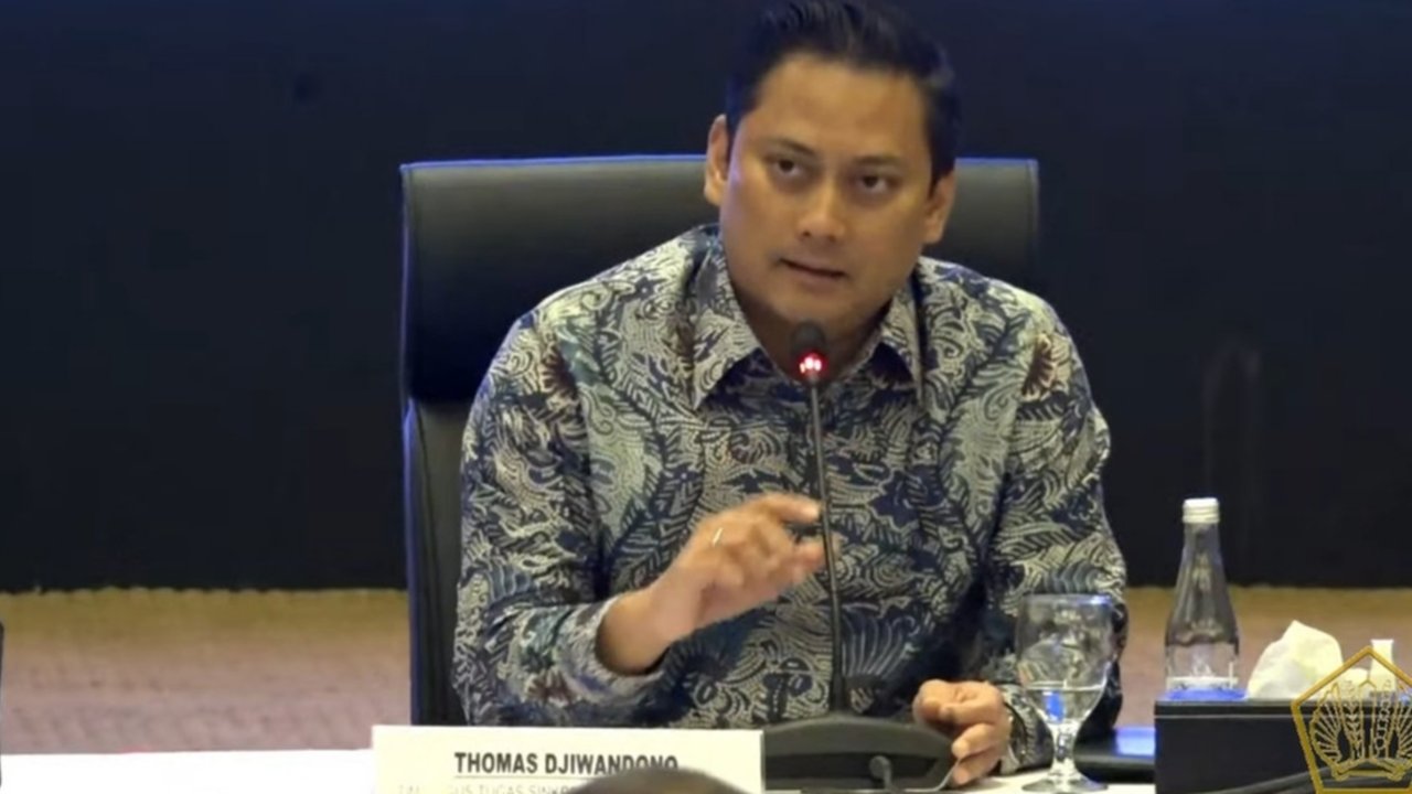 Anggota Bidang Keuangan Tim Gugus Tugas Sinkronisasi Pemerintahan, Thomas Djiwandono dalam konferensi pers di Kantor Pusat Direktorat Jenderal Pajak, Jakarta, Senin (24/6/2024). (Arief/Liputan6.com)