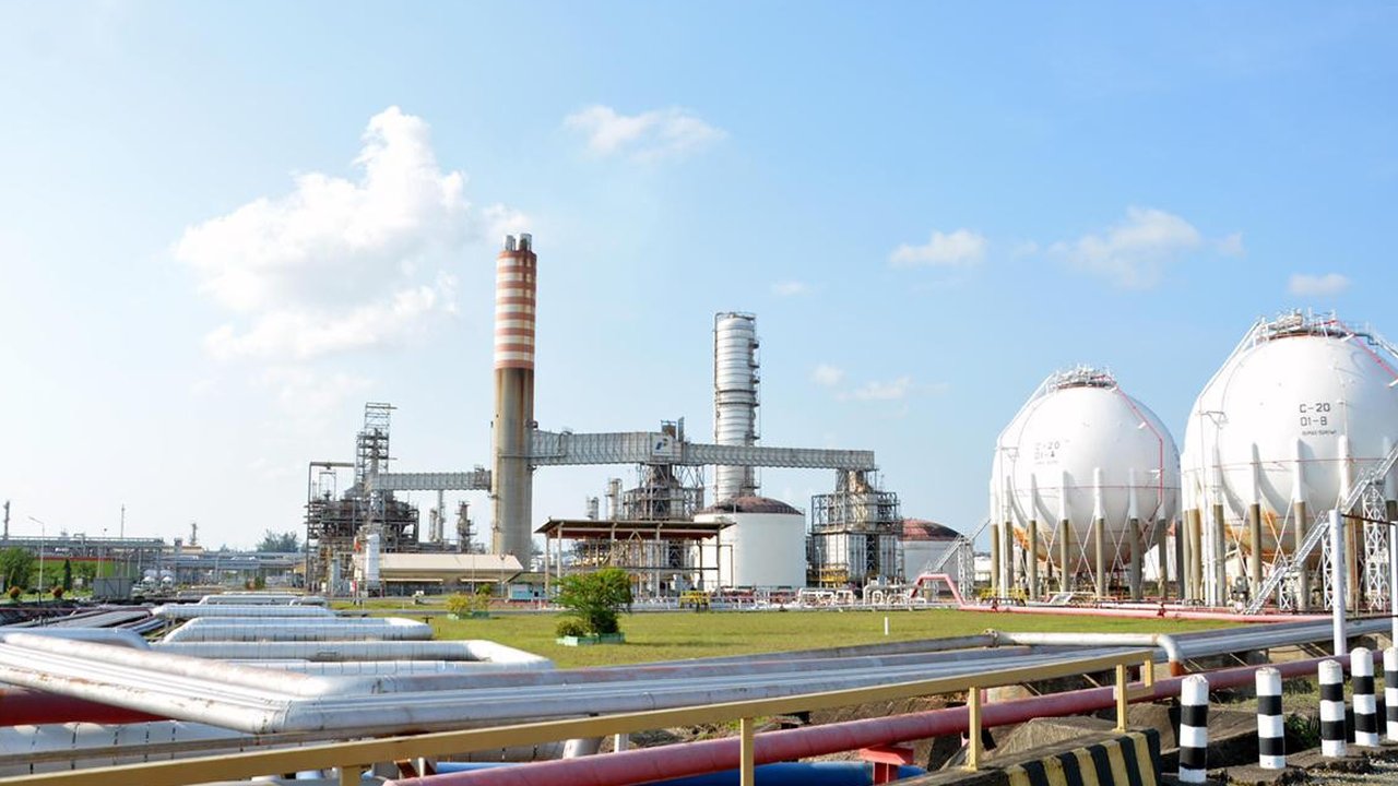 Pasca terjadinya flash di Plant 5 yang merupakan salah satu unit di area Kilang Balikpapan, Pertamina memastikan produksi BBM tetap berjalan sehingga tidak mengganggu suplai BBM ke masyarakat.