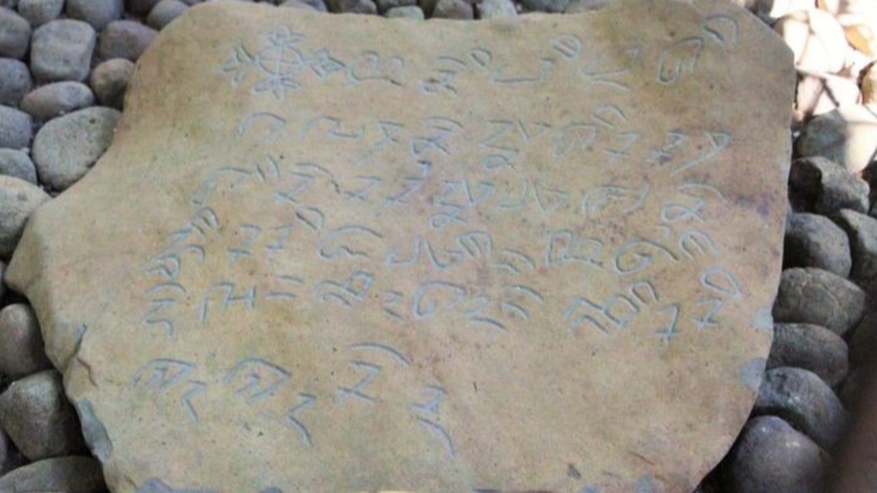 Batu prasasti tercatat sebagai Prasasti VI yang khusus menyampaikan larangan judi