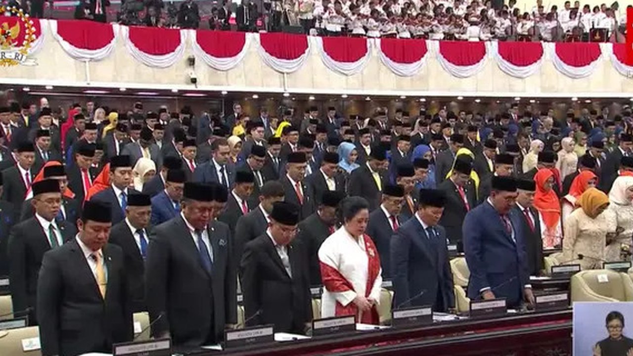 Penyanyi serta musisi, Ahmad Dhani dan Mulan Jameela saat rapat paripurna pelantikan anggota DPR Republik Indonesia terpilih periode 2024-2029 di Gedung Nusantara, Kompleks Parlemen, Senayan, Jakarta, Selasa (1/10/2024). Ahmad Dhani dan Mulan Jameela terpilih dari Partai Gerindra. Ahmad Dhani dari daerah pemilihan Jawa Timur I dengan perolehan suara sebanyak 134.227. Mulan Jameela dari daerah pemilihan Jawa Barat XI dengan perolehan suara sebanyak 83.526. (Liputan6.com/Angga Yuniar)