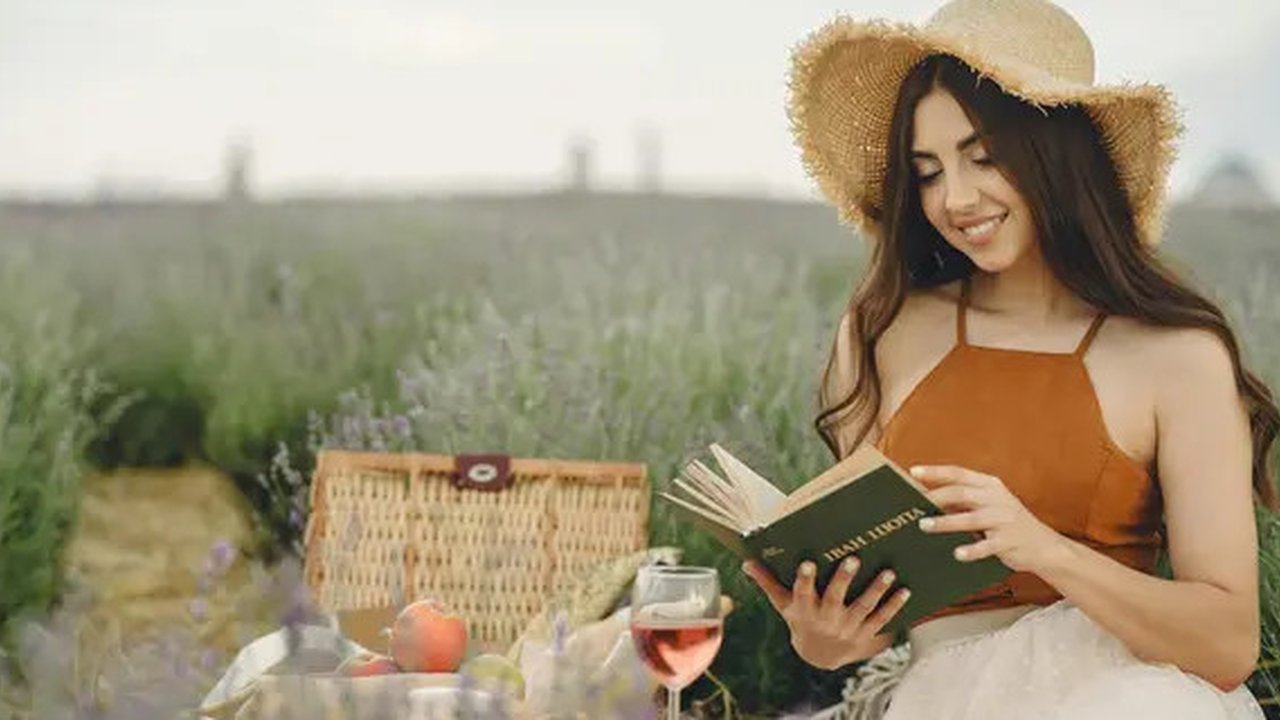 ilustrasi perempuan piknik/Photo by Gustavo Fring/Pexels