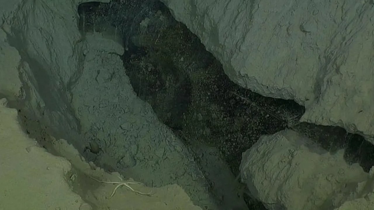 kawah di bawah samudera artik
