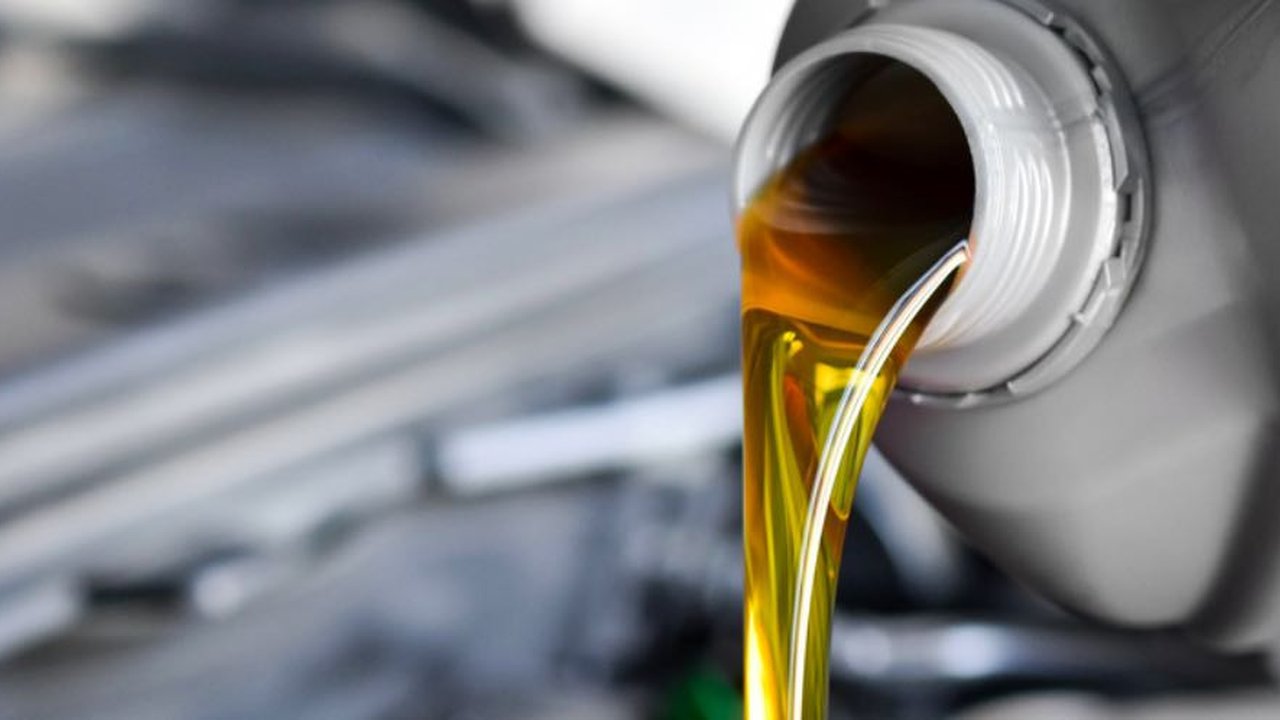 Bahaya Telat Mengganti Oli Mobil: Dampaknya Pada Mesin dan Cara Menghindarinya