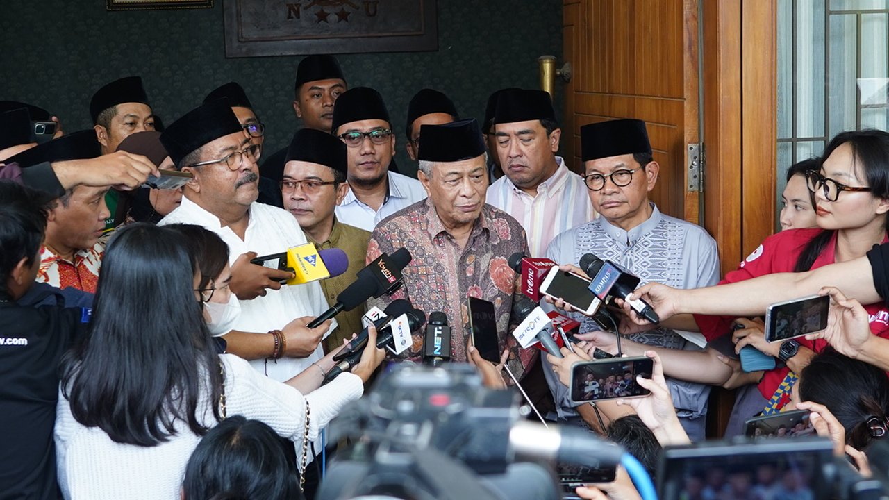 Calon Gubernur dan Wakil Gubernur Jakarta nomor urut 3 Pramono Anung-Rano Karno menyambangi kediaman Rais Syuraih PWNU Jakarta KH. Muhyiddin Ishak