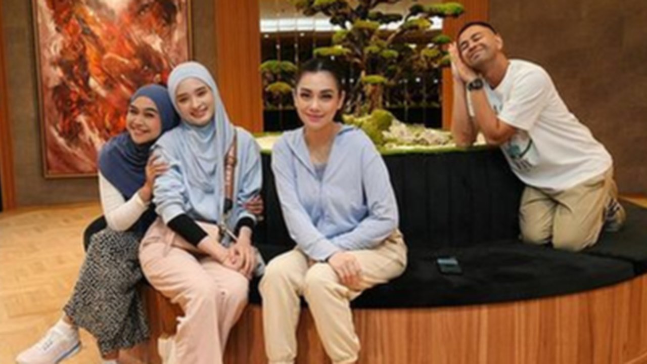 Raffi Ahmad Sebut The Jandas Minus One saat Foto Bareng Celine Evangelista, Inara Rusli, dan Ria Ricis