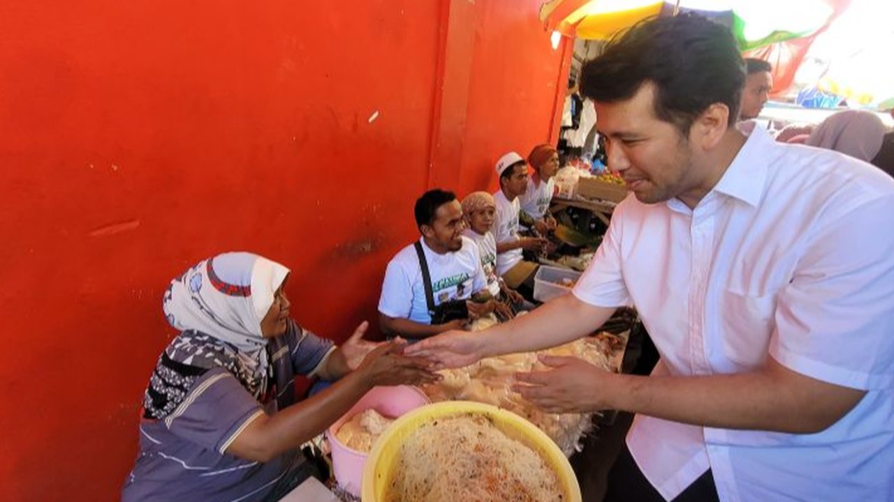 Potret Arumi Bachsin dan Emil Dardak di pernikahan anak Khofifah. (sumber: Instagram/emildardak)