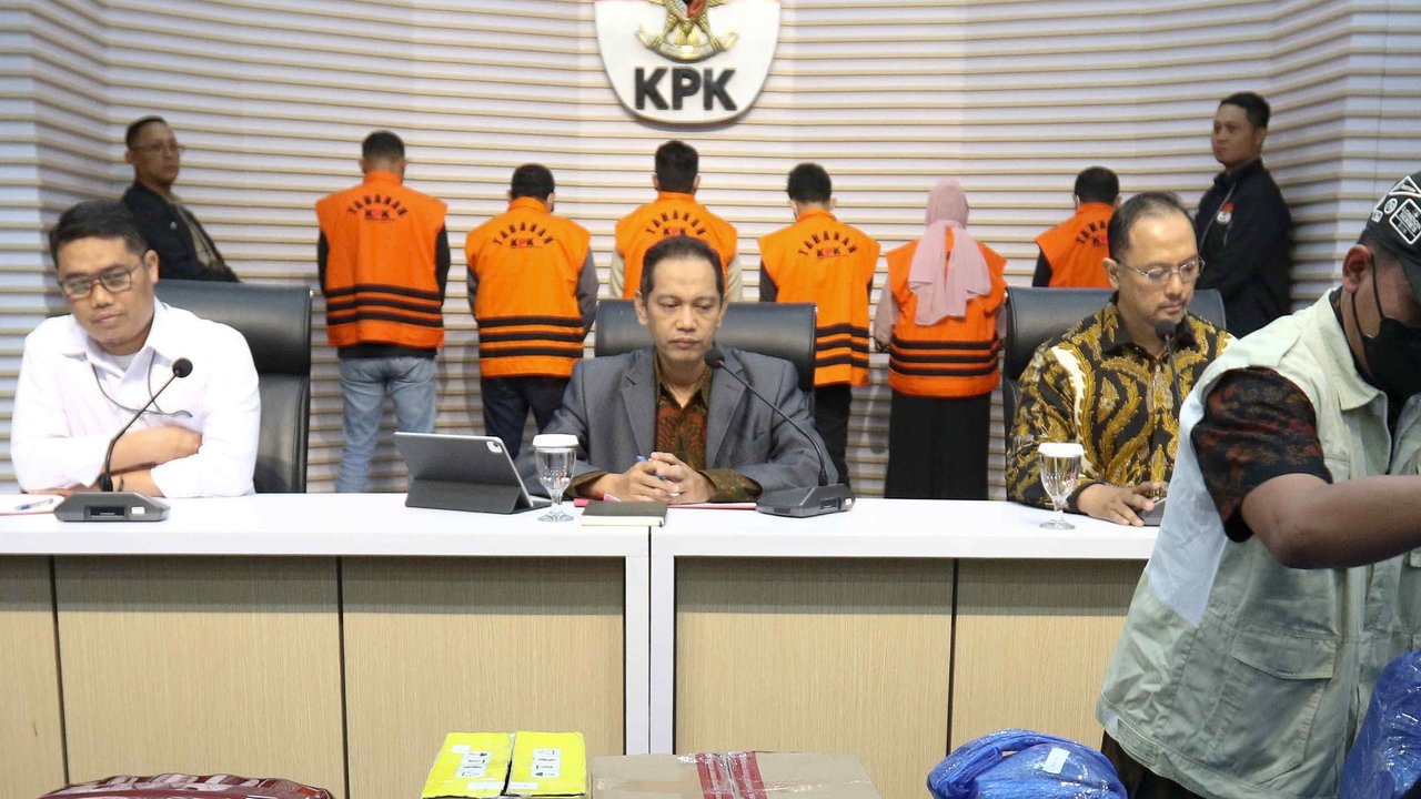 KPK juga menyita barang bukti uang sebanyak Rp 12 miliar. (Liputan6.com/Herman Zakharia)