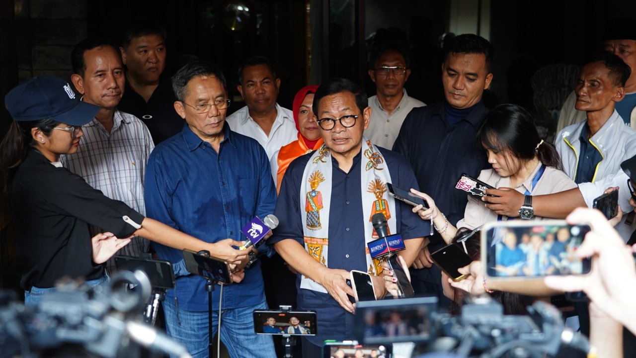 Pasangan calon gubernur dan wakil gubernur DKI Jakarta nomor urut 3, Pramono Anung-Rano Karno saat menyampaikan visi misi dalam segmen pertama pada debat perdana calon gubernur dan wakil gube