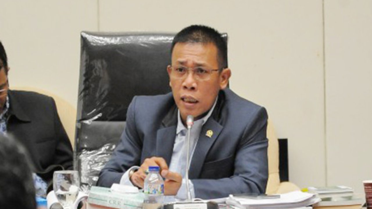 Politikus PDI Perjuangan Adian Napitupulu bersama Masinton Pasaribu  menjadi pembicara dalam serial diskusi dalam rangkaian Kongres PDI P ke V di Bali, Jumat (9/8/2019). Diskusi tersebut membahas Demokrasi Arus Bawah (Perlawanan Terhadap Rezim Otoriter). (Liputan6.com/Johan Tallo)