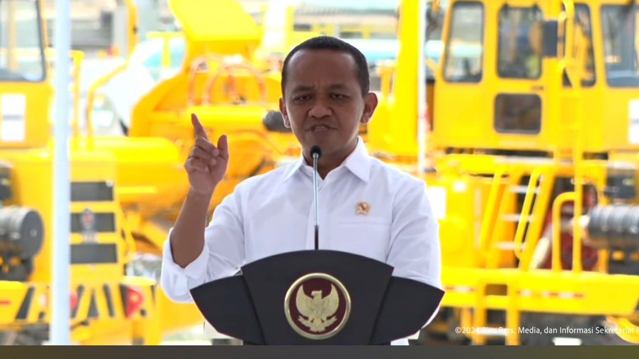 Menteri ESDM Bahlil Lahadalia dalam sambutannya di peresmian smelter PT Amman Mineral. (Tira/Liputan6.com)