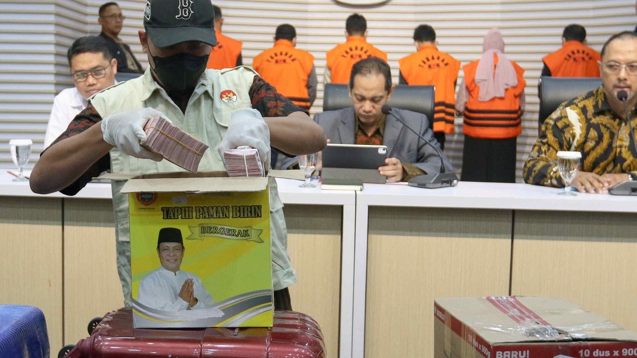 KPK juga menyita barang bukti uang sebanyak Rp 12 miliar. (Liputan6.com/Herman Zakharia)
