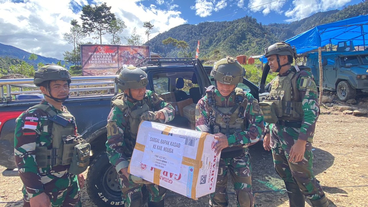 Antusias Warga Perbatasan RI-PNG Terima Bantuan dari Kasad Jenderal Maruli