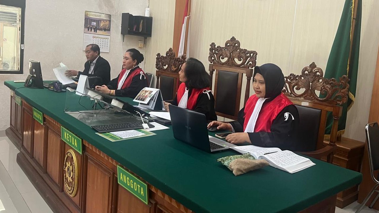 Hakim kenakan pita putih