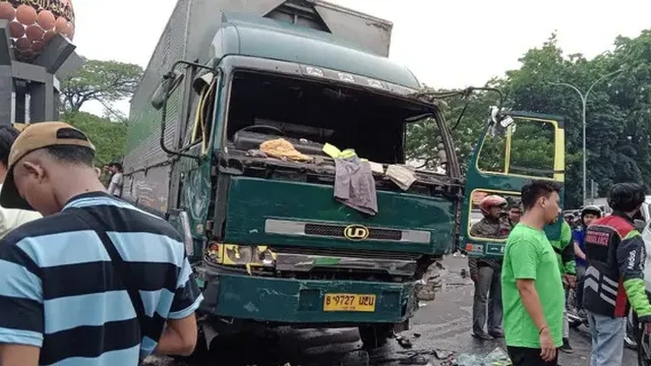 truk kontainer ugal-ugalan