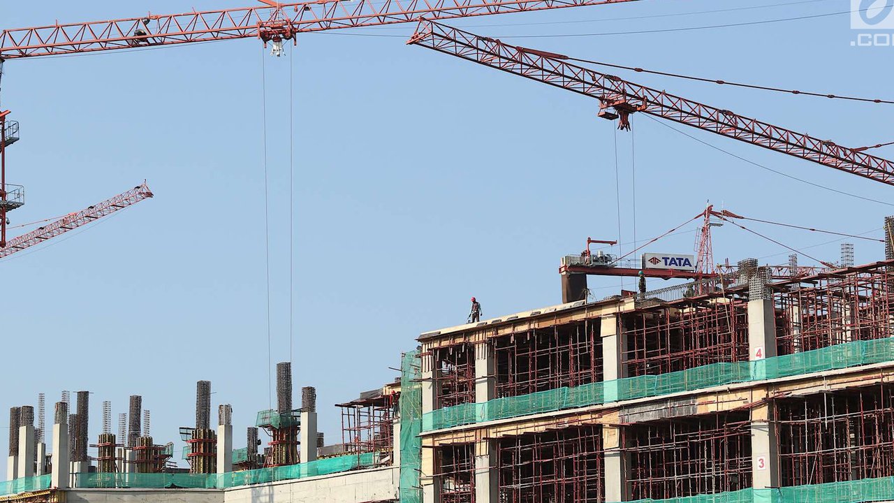 Pekerja menyelesaikan pembangunan gedung bertingkat di Jakarta, Senin (7/5). Badan Pusat Statistik (BPS) melansir pertumbuhan ekonomi kuartal 1 2018 mencapai 5,06%.(Liputan6.com/Immanuel Antonius)