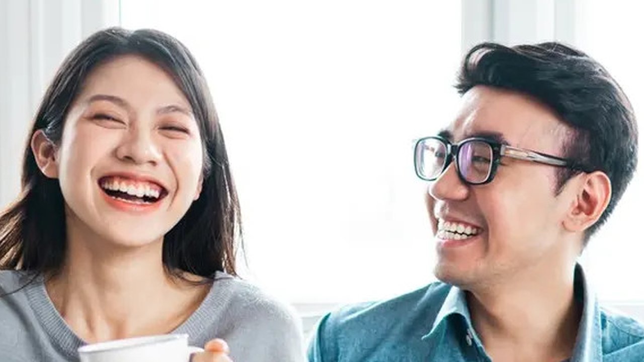 Ilustrasi bermain tebak-tebakan bersama pasangan, pacar, tertawa, lucu. (Photo Copyright by Freepik)