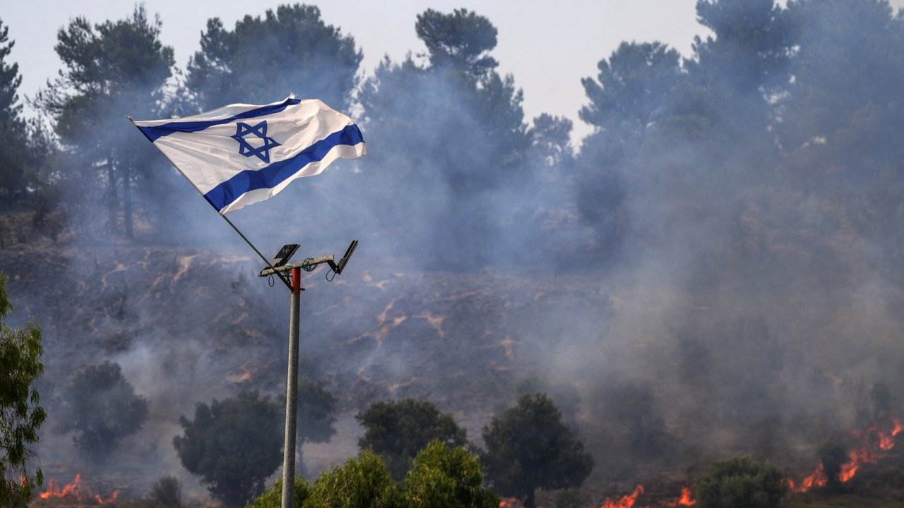 Pasukan Hizbullah telah melancarkan serangan baru ke arah Israel Utara. Serangan tersebut telah menembakkan sebanyak ratusan roket hingga mengenai sasaran di antaranya pangkalan militer Israel hingga hutan.