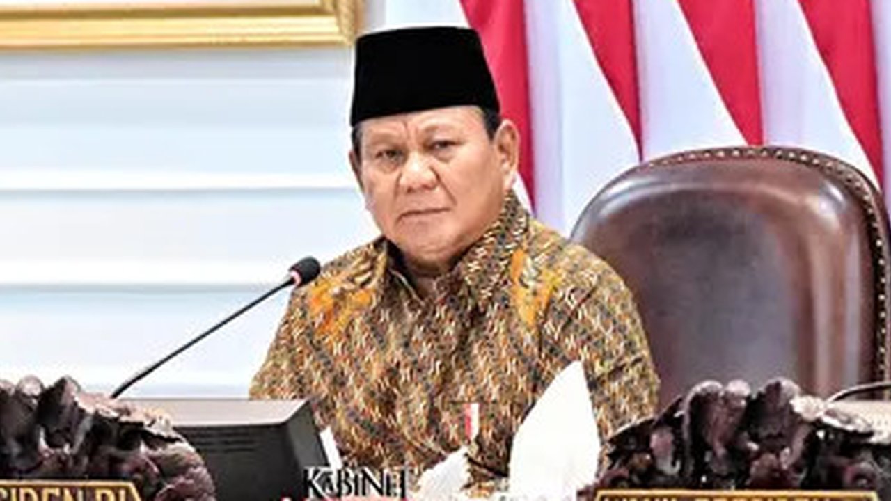 Presiden Prabowo Subianto didampingi Wapres Gibran Rakabuming Raka memimpin sidang perdana Kabinet Merah Putih di Istana, Jakarta, Rabu (23/10/2024). (Foto: Biro Pers Sekretariat Presiden)