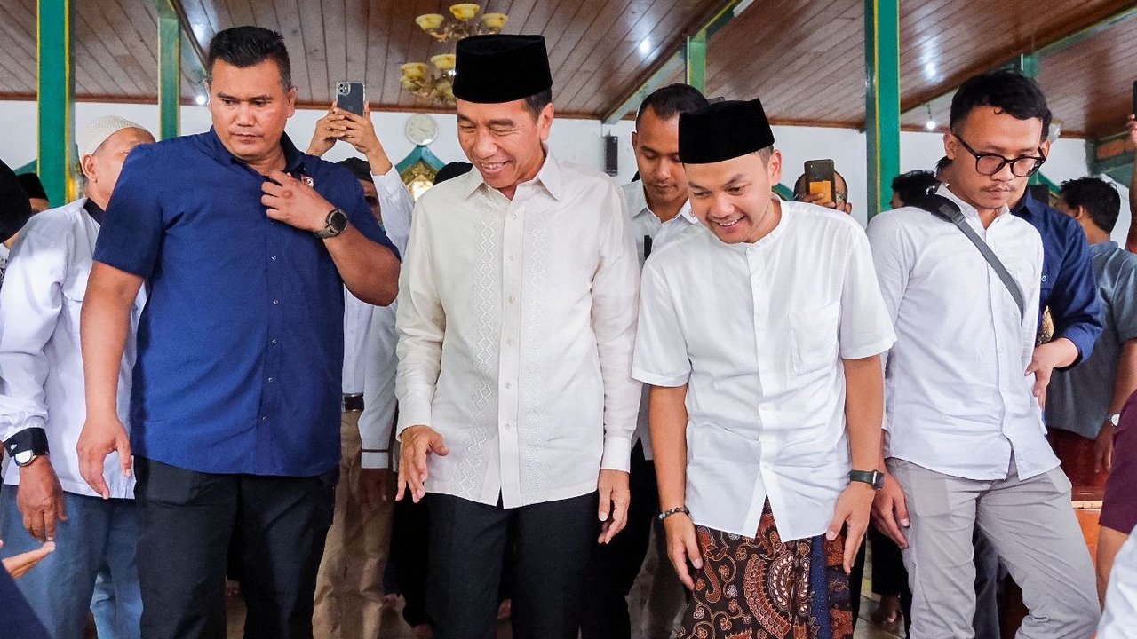 Jokowi Salat Jumat di Masjid Al Wustho