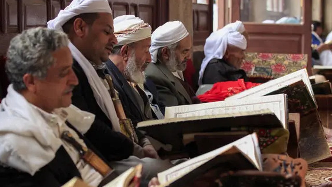 Sejumlah pria membaca Al-Quran selama bulan Ramadan di Masjid Agung Sanaa, Yaman, Minggu (26/4/2020). Masjid Agung Sanaa merupakan salah satu masjid pertama yang dibangun atas perintah Nabi M