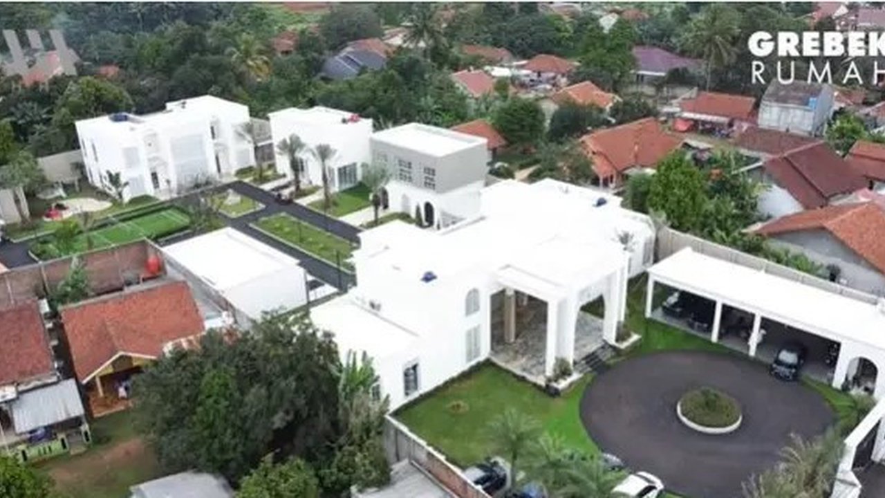 Potret Rumah Mewah Ustaz Solmed, Berfasilitas Lengkap dan Ada Pom Bensin Mini