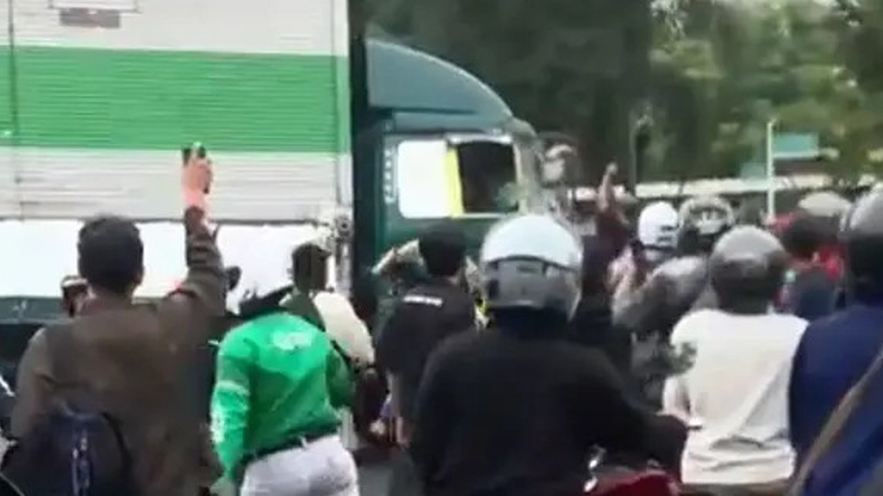 Sebuah truk kontainer berjalan melawan arah dan menabrak banyak pengguna jalan di kawasan Jalan Hasyim Asyari, Kota Tangerang. (Istimewa)