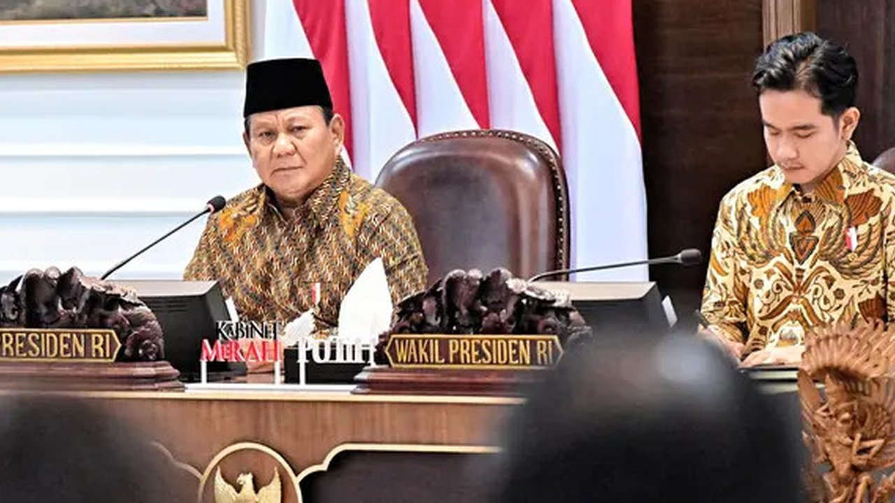 Presiden Prabowo Subianto didampingi Wapres Gibran Rakabuming Raka memimpin sidang perdana Kabinet Merah Putih di Istana, Jakarta, Rabu (23/10/2024). (Foto: Biro Pers Sekretariat Presiden)