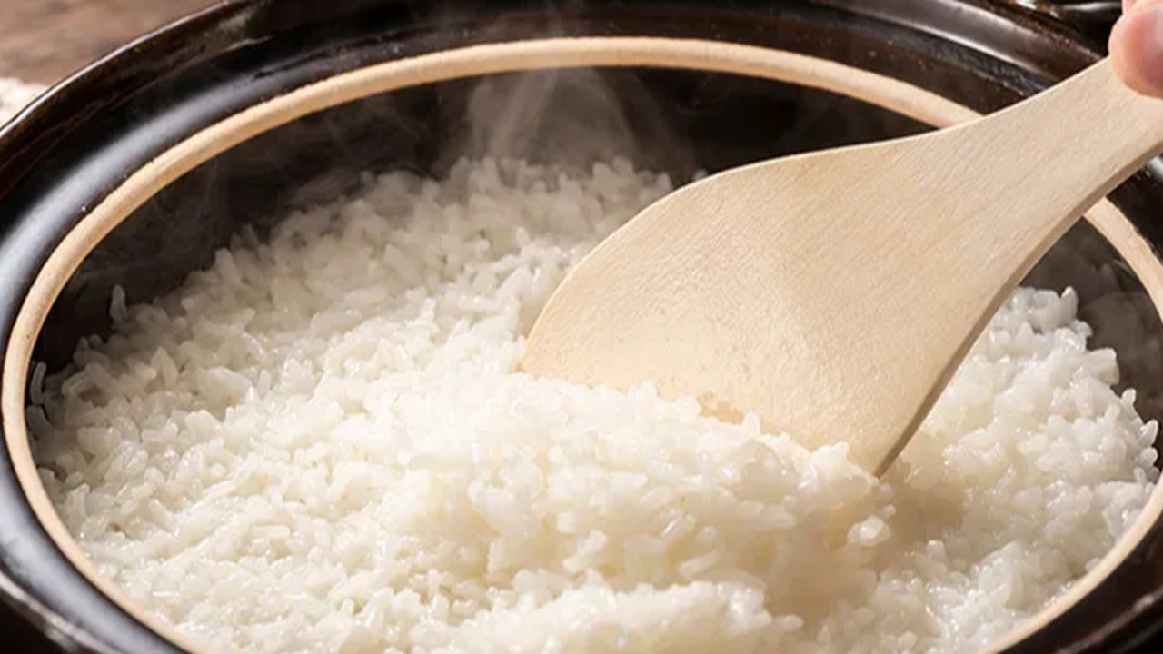 Ilustrasi nasi di rice cooker.