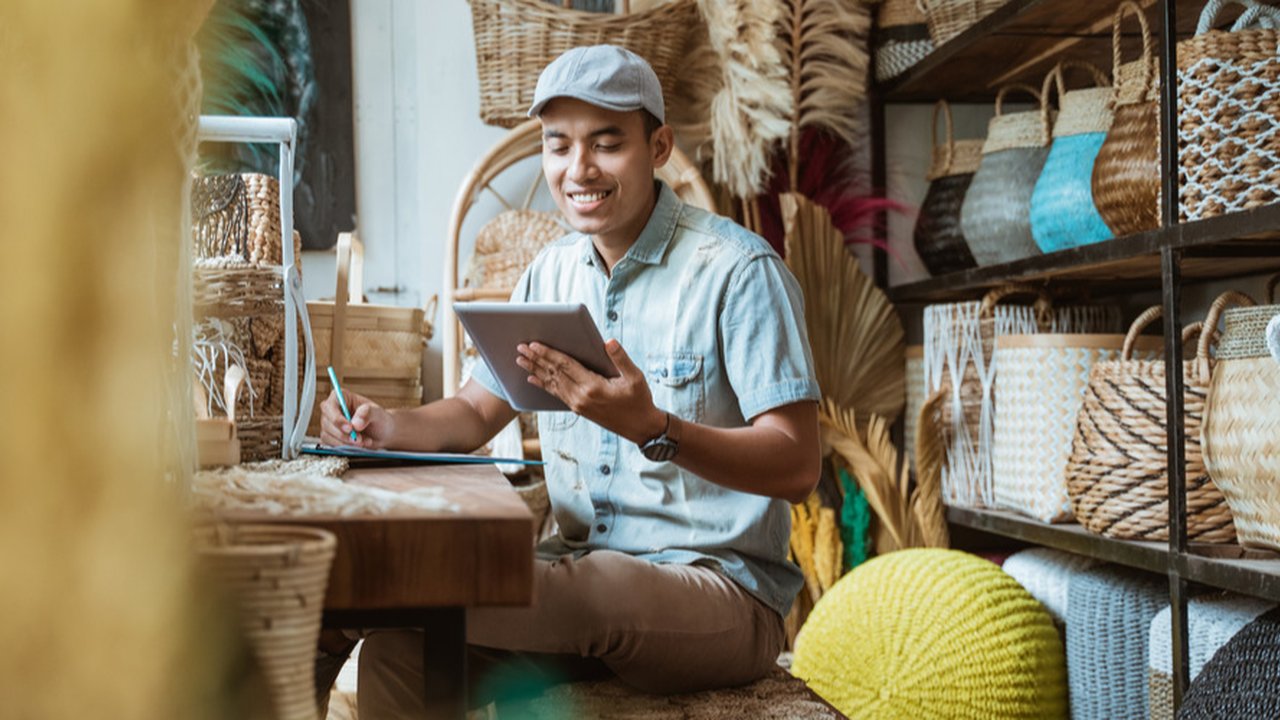 Ilustrasi bisnis online yang mengirimkan barang ke luar negeri/Canva.com.