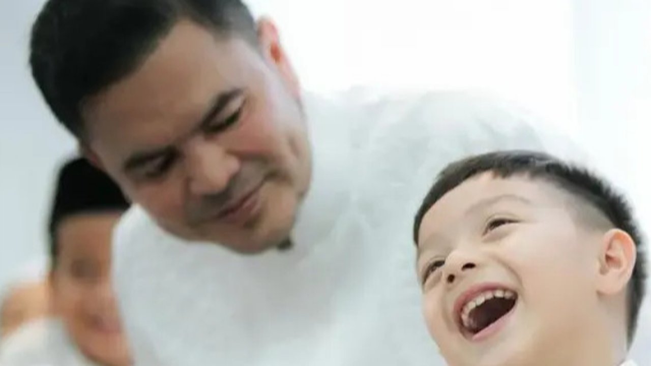 Potret Akrab Haldy Sabri Momong Air Rumi (Sumber: Instagram/_irishbella_)