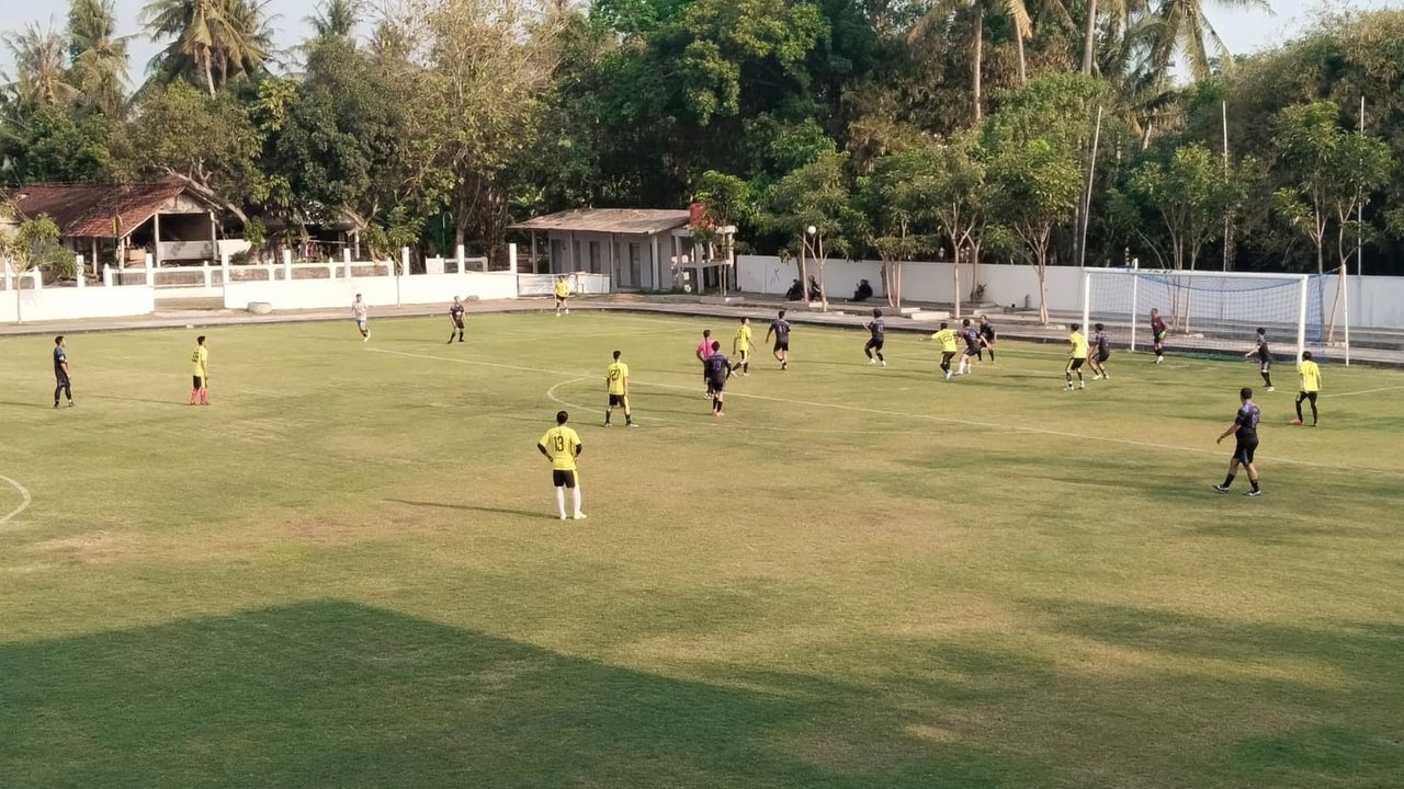 Salah satu pertandingan Fun Football di Lapangan Ahmad Zaeni, Kalurahan Sidoagung, Kapanewon Godean, Sleman