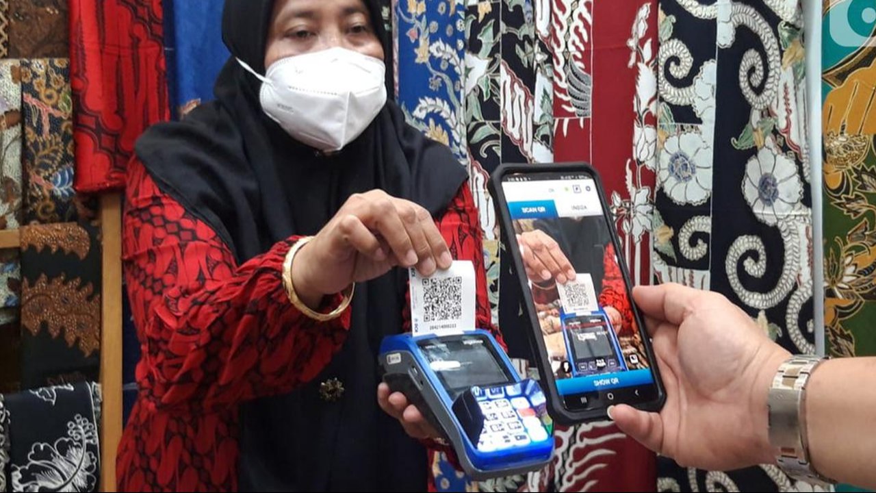 Ilustrasi pembayaran QRIS dengan BCA Mobile.