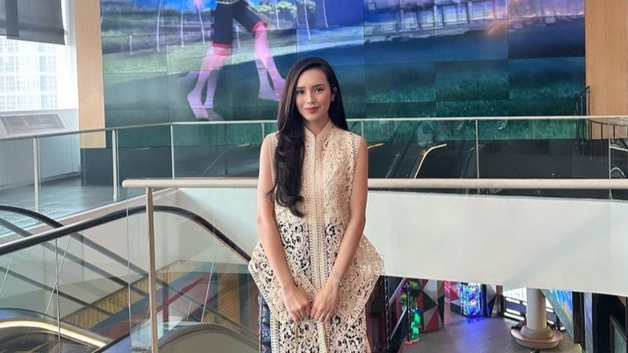 Beby Tsabina tampil cantik dan anggun di acara Tutur Batik yang digelar di Galeri Indonesia Kaya, Jakarta. Ia mengenakan batik dari Jawa Barat dengan gaya modern.
