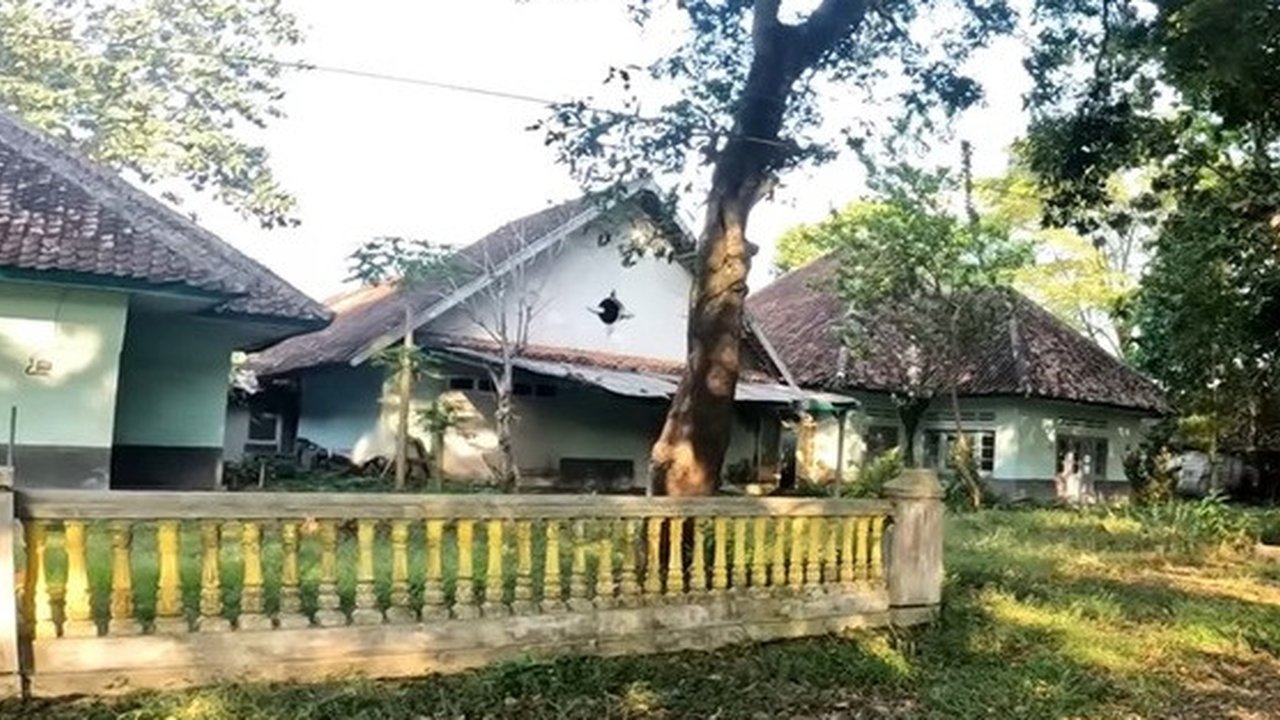 Seperti yang terlihat, kompleks ini sudah lama ditinggalkan oleh perhutani dan terkesan seperti kampung mati.