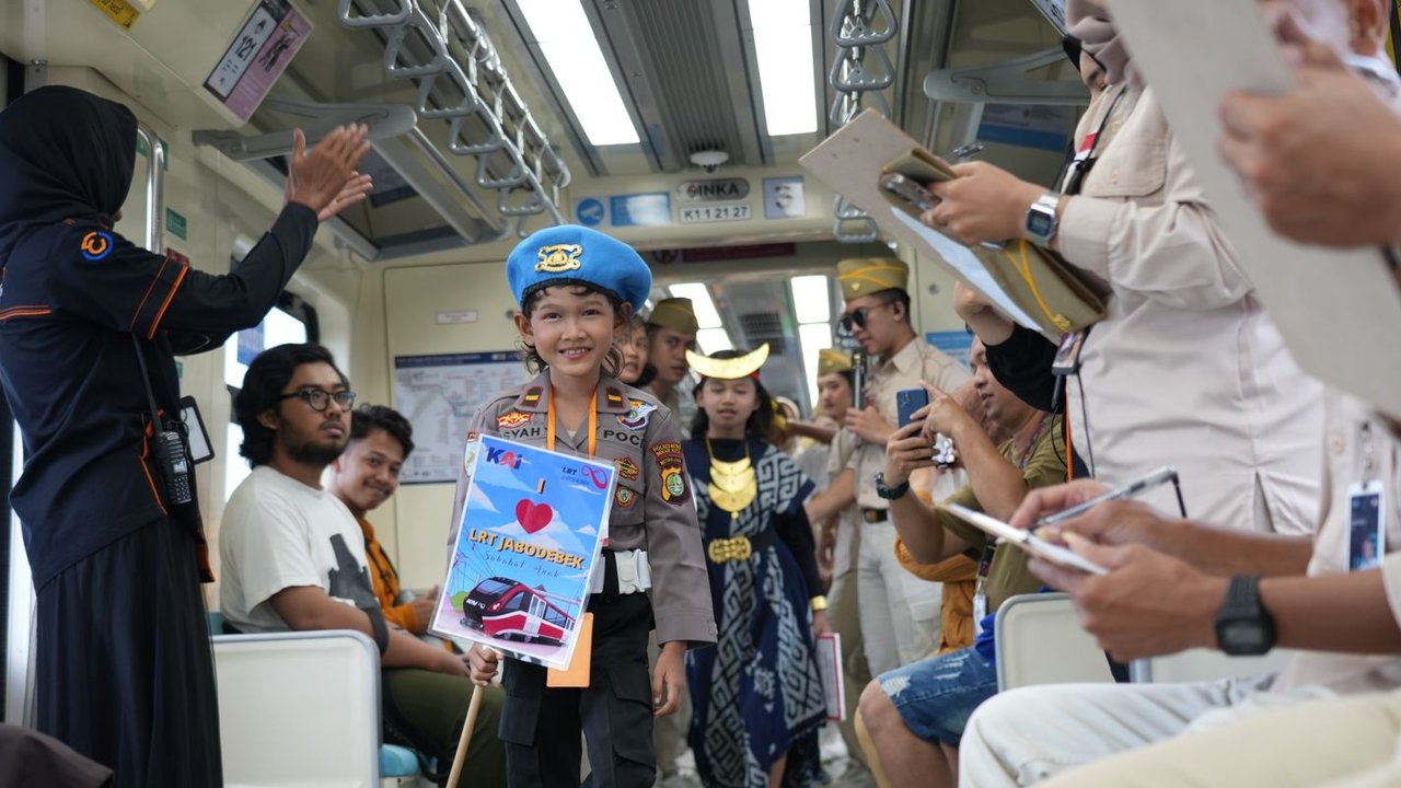 Anak-anak menyemarakan hari pahlawan nasional bersama LRT Jabodebek.