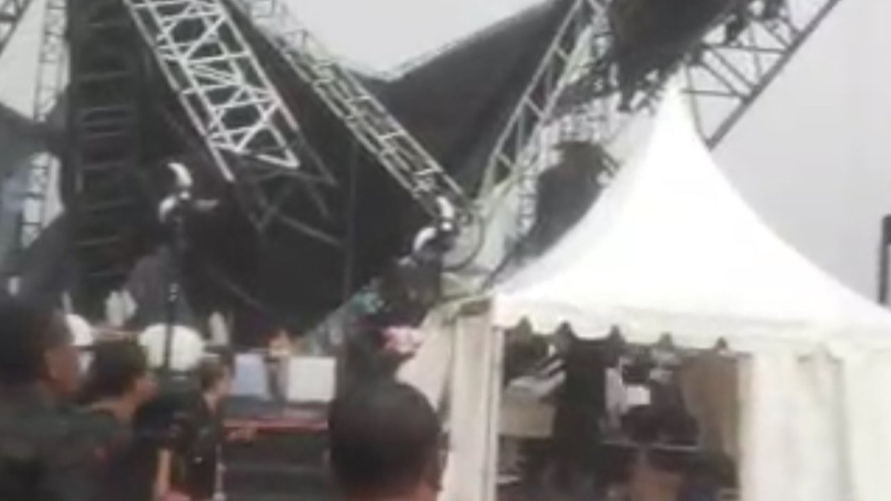 Panggung Kampanye Akbar Airin-Ade di Tangerang Ambruk