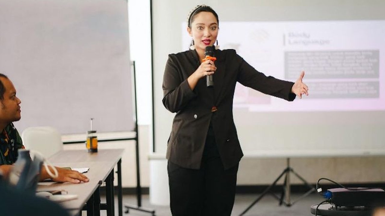 Sama seperti sang ibu, Bella memiliki riwayat pendidikan yang mentereng. Ia adalah lulusan Fakultas Sosial dan Ilmu Politik di UI.