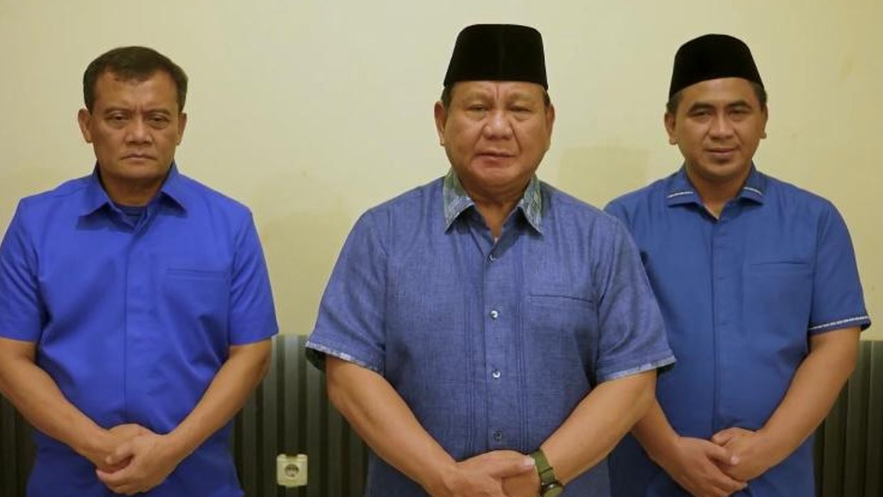 Presiden Prabowo mengunggah potretnya lagi menggendong kucing kesayangan, Bobby Kertanegara. Salah satu kaki Bobby nemplok ke hidung RI-1. (Foto: Dok. Instagram @prabowo)