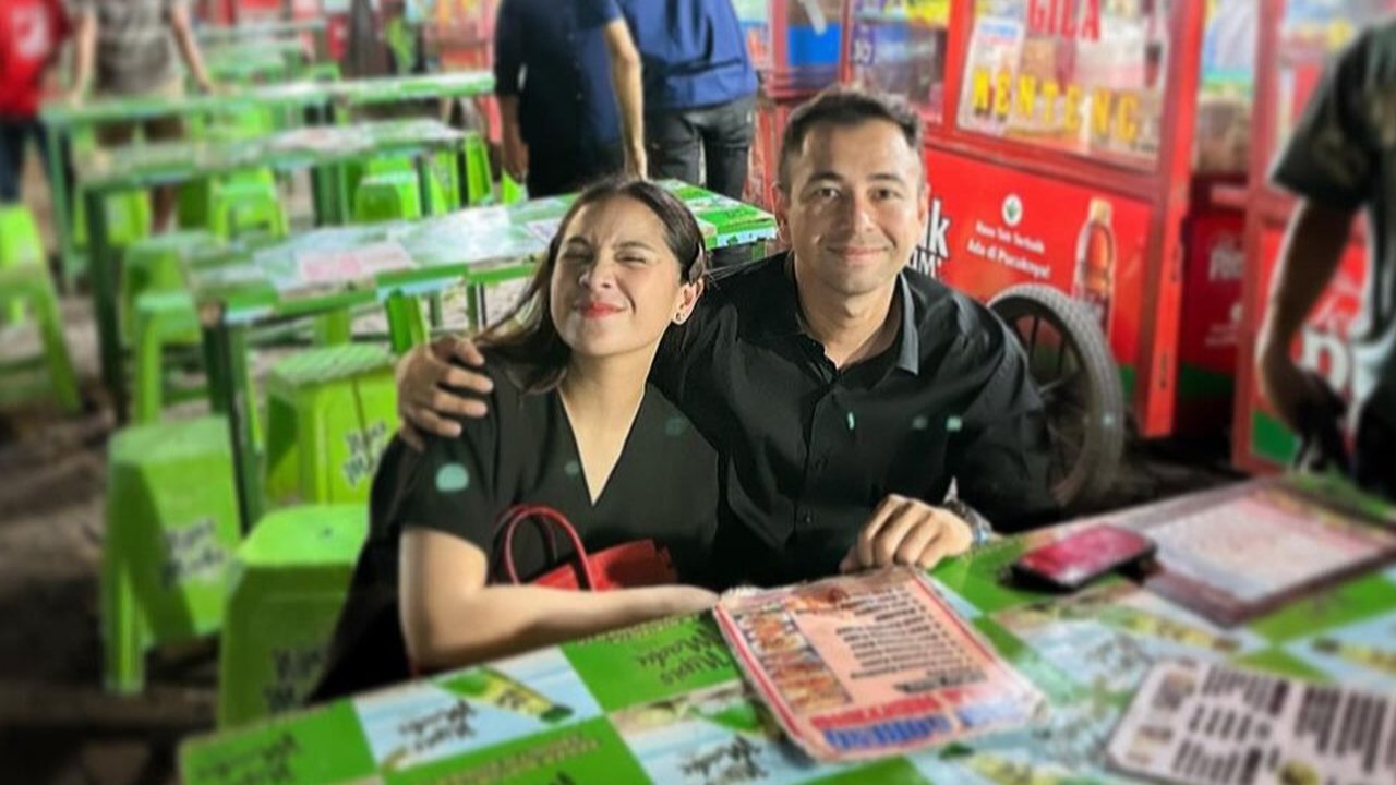 Potret Nagita Slavina Makan Dipinggir Jalan Bareng Raffi Ahmad, Pakai Sandal Seharga Rumah Kontrakan Setahun