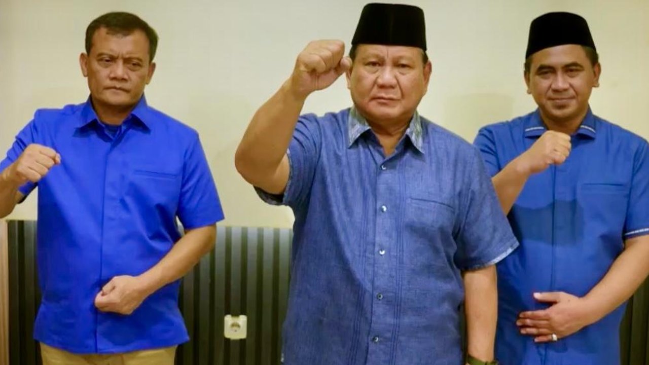 Langkah Prabowo menunjukkan pergeseran dari posisi yang diambil Joko Widodo, yang meski menerima investasi infrastruktur besar dari Beijing, tetapi lebih memilih untuk tetap netral dalam isu geopolitik.