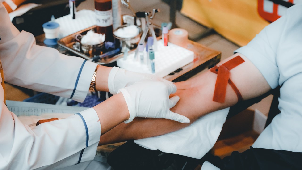 Untuk mengetahui kadar kolesterol dapat dilakukan dengan tes darah. (Foto: Unsplash/Nguy N)