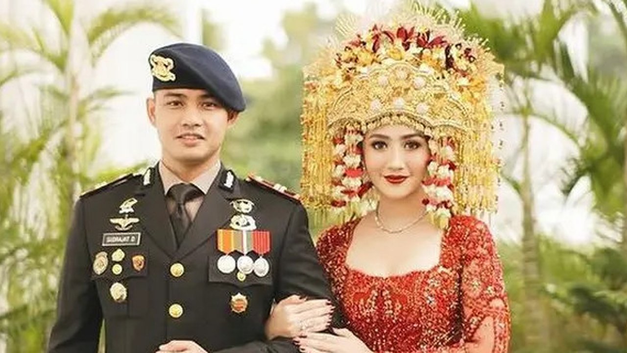 Suami Febby Rastanty Kenakan Seragam Polisi saat Resepsi Pernikahan. [@thebridestory]