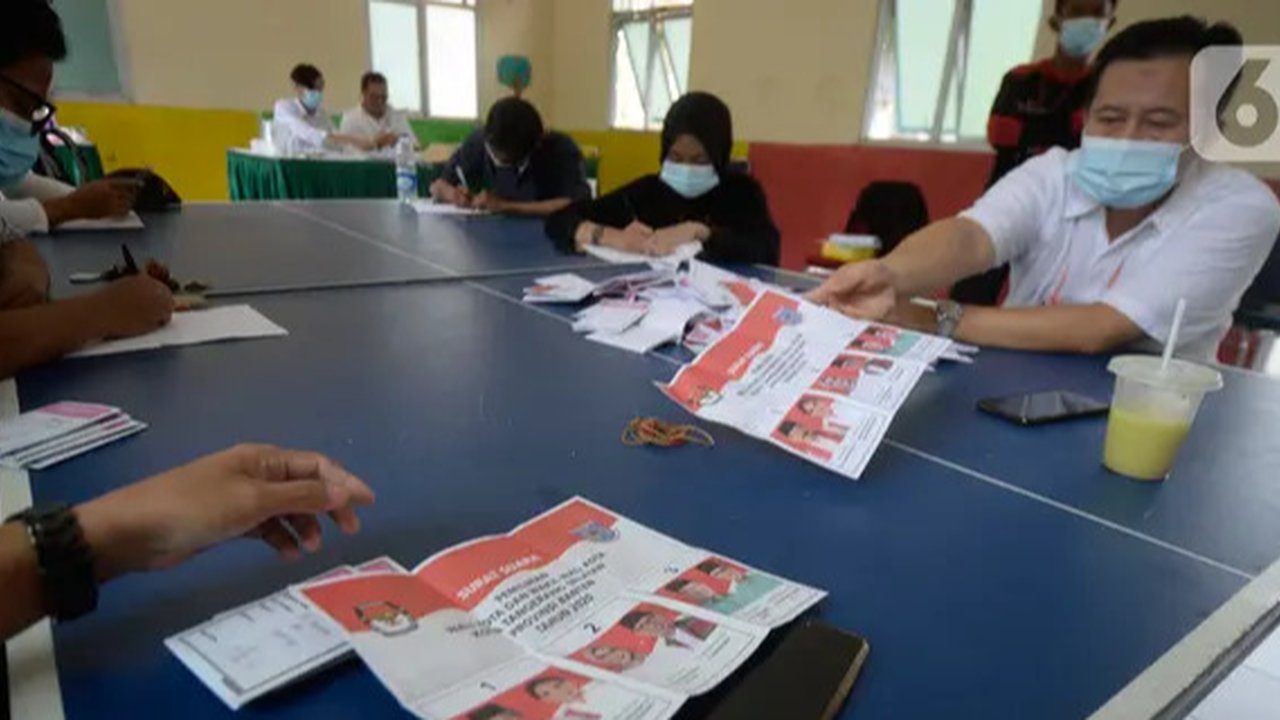 Ilustrasi - Petugas KPPS menghitung perolehan suara dalam Pilkada . (Foto: Liputan6.com/BPBD CLP/Muhamad Ridlo)