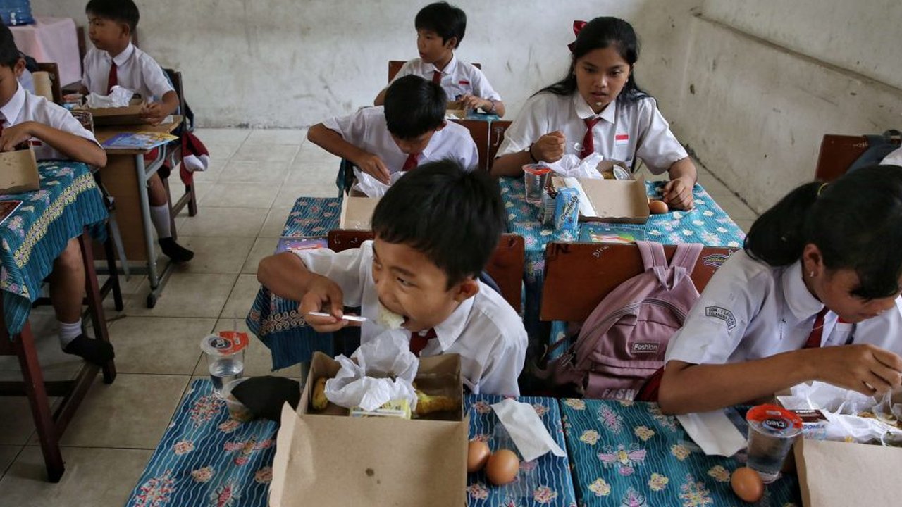 Uji coba makan siang gratis di SDN 1 Langkai Kota Palangka Raya.