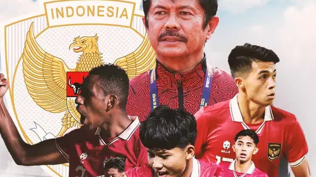 Kiper Timnas Indonesia U-20, Ikram Algiffari, menangkap bola saat melawan Yaman U-20 dalam laga ketiga Grup F Kualifikasi Piala Asia U-20 2025 yang digelar di Stadion Madya, Jakarta, Minggu (