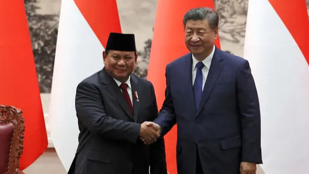 Sebelumnya, Presiden Prabowo Subianto mengatakan China merupakan mitra ekonomi strategis Indonesia. Prabowo juga menyebut China sebagai negara investor utama di Indonesia. (FLORENCE LO/POOL/AFP)