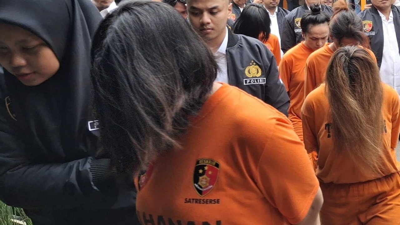 Polisi Ringkus Influencer Promosikan Judi Online, Tiga Perempuan dan Dua Waria