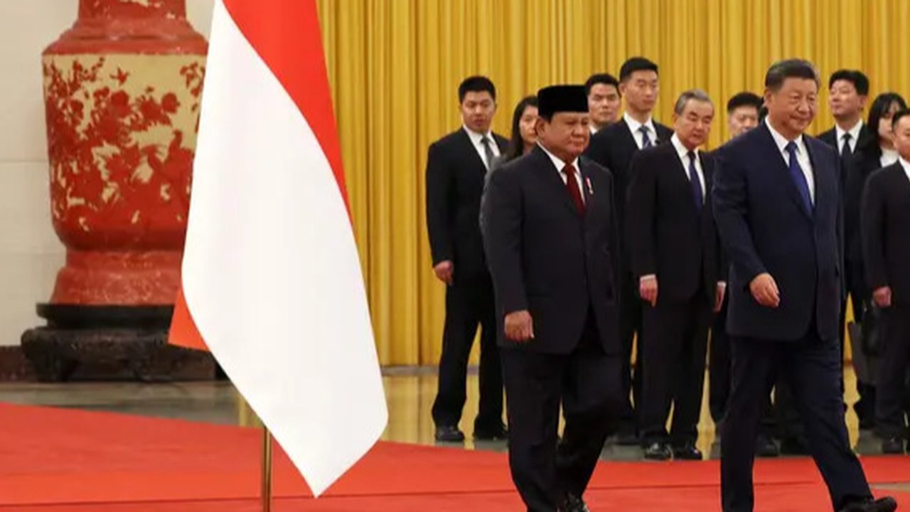 Sebelumnya, Presiden Prabowo Subianto mengatakan China merupakan mitra ekonomi strategis Indonesia. Prabowo juga menyebut China sebagai negara investor utama di Indonesia. (FLORENCE LO/POOL/AFP)