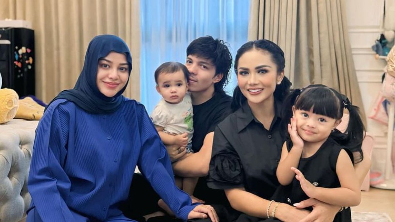 Momen Hangat Anak Selebriti dan Kakek-Nenek Mereka yang Menginspirasi