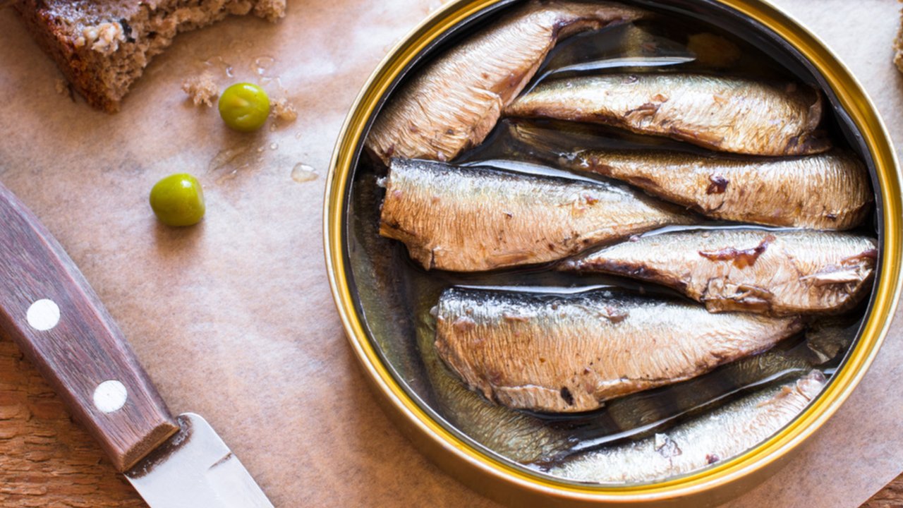 Dua puluh tujuh merek ikan makarel kalengan ditarik dari pasaran. Badan Pengawas Obat dan Makanan (BPOM) menemukan parasit cacing dalam produk-produk tersebut.  (iStockphoto)